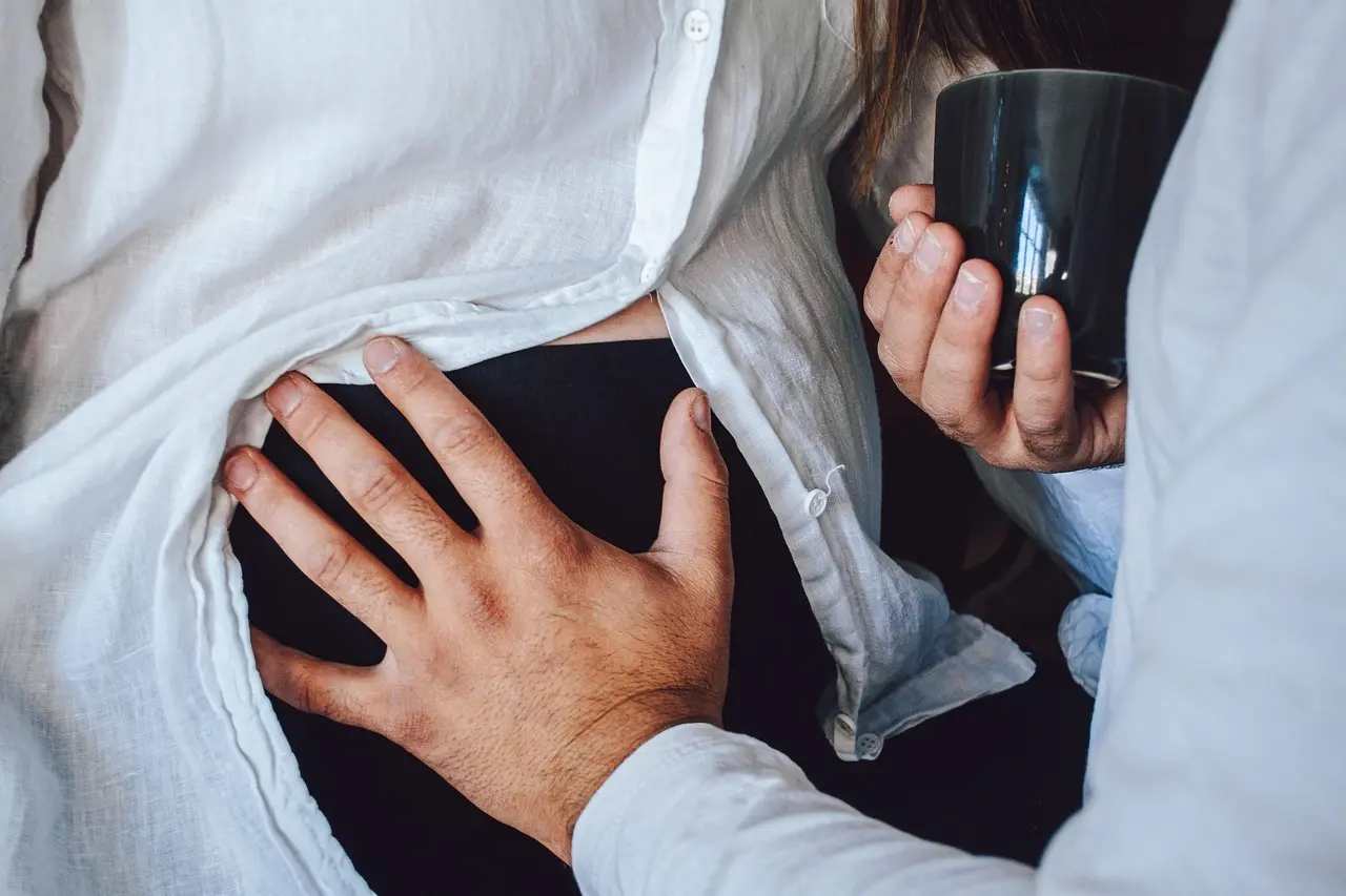 Hænder på gravid mave